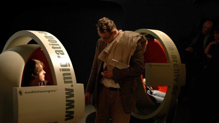 Mediachairs und Audiolounges in einem Ausstellungsraum der Art Cologne.